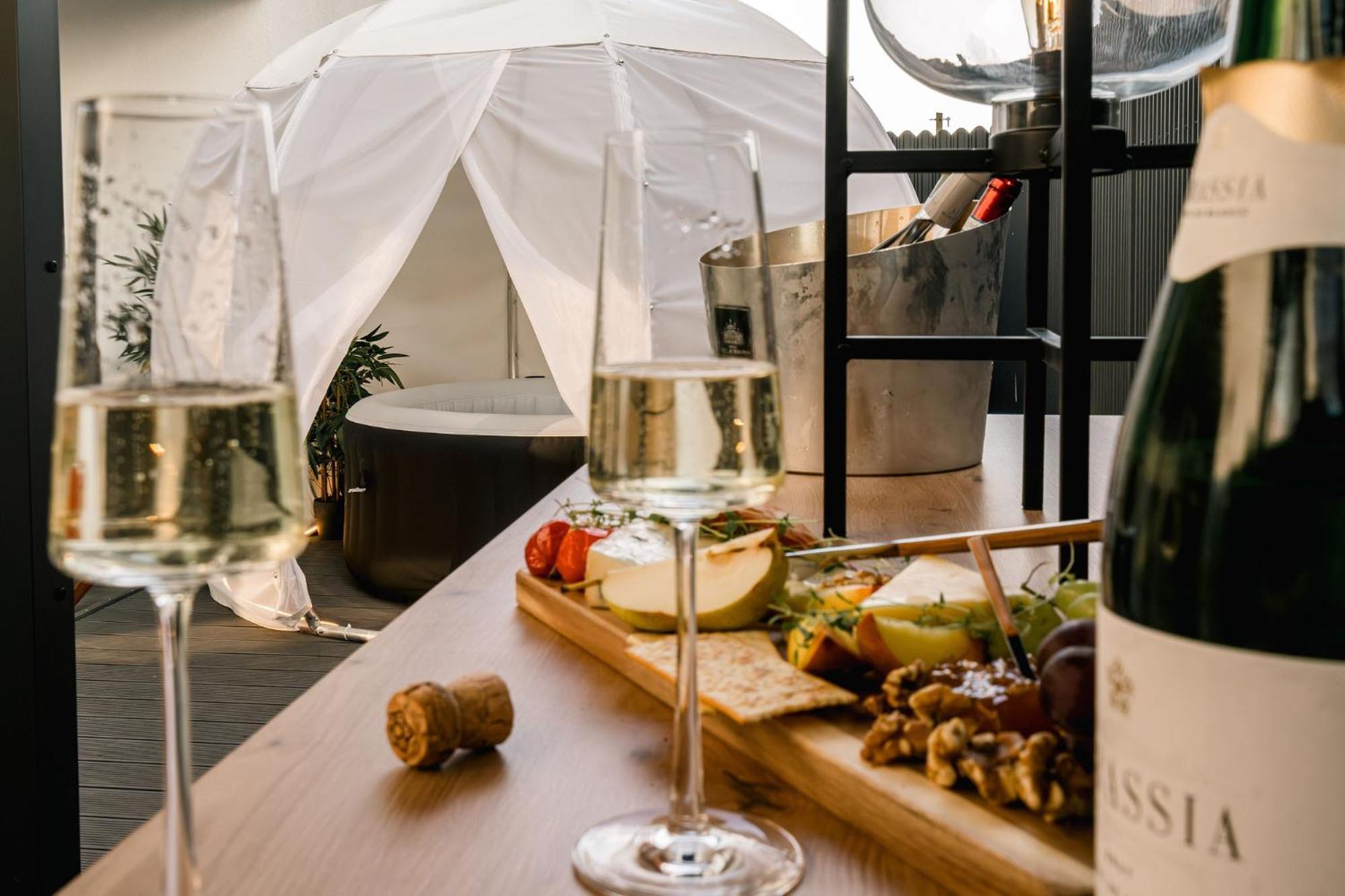 Downtown Scandinavian Igloo With Jacuzzi&garden * בוקרשט